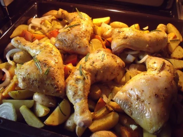 Hähnchenkeulen, Kürbis und Kartoffeln vom Blech - Rezept