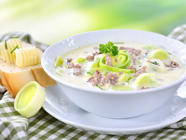 Rezept: Hackfleisch-Lauchsuppe mit Schmelzkäse Bild Nr. 2 Hackfleisch-Lauchsuppe mit Schmelzkäse - Rezept - Bild Nr. 2