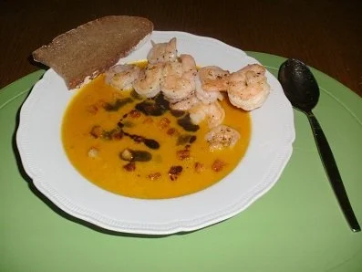 Kürbiscremesuppe mit Croûtons, Basilikum Pesto und Garnelenspieße - Rezept