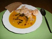 Kürbiscremesuppe mit Croûtons, Basilikum Pesto und Garnelenspieße - Rezept