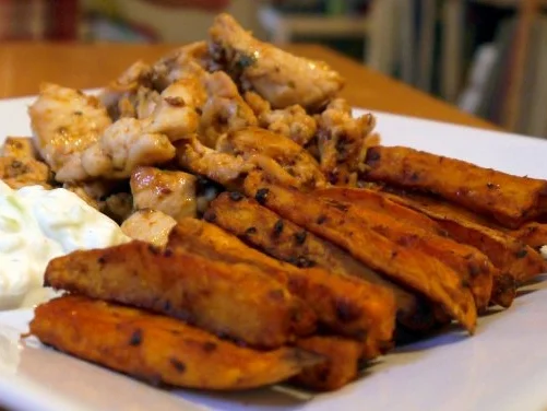 Rezept: Pommes Frites von der Süßkartoffel, Hähnchengeschnetzeltes und Tzatziki Pommes Frites von der Süßkartoffel, Hähnchengeschnetzeltes und Tzatziki - Rezept