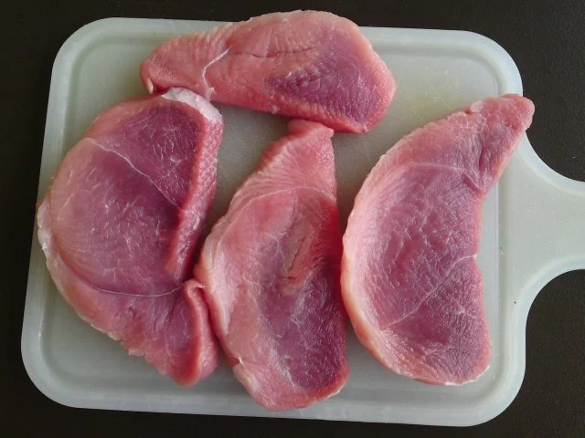 Rezept: Schweineplätzchen an einer Pfeffersauce mit Nudeln und Tomaten- Mozzarella Salat Schweineplätzchen an einer Pfeffersauce mit Nudeln und Tomaten- Mozzarella Salat - Rezept