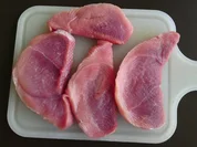 Schweineplätzchen an einer Pfeffersauce mit Nudeln und Tomaten- Mozzarella Salat - Rezept