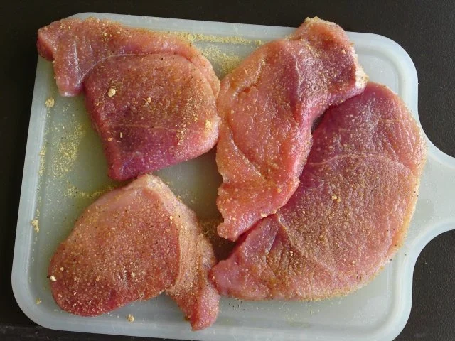 Rezept: Schweineplätzchen an einer Pfeffersauce mit Nudeln und Tomaten- Mozzarella Salat Bild Nr. 2 Schweineplätzchen an einer Pfeffersauce mit Nudeln und Tomaten- Mozzarella Salat - Rezept - Bild Nr. 2