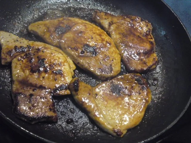 Rezept: Schweineplätzchen an einer Pfeffersauce mit Nudeln und Tomaten- Mozzarella Salat Bild Nr. 3 Schweineplätzchen an einer Pfeffersauce mit Nudeln und Tomaten- Mozzarella Salat - Rezept - Bild Nr. 3