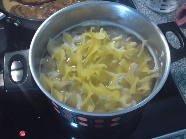 Rezept: Schweineplätzchen an einer Pfeffersauce mit Nudeln und Tomaten- Mozzarella Salat Bild Nr. 5 Schweineplätzchen an einer Pfeffersauce mit Nudeln und Tomaten- Mozzarella Salat - Rezept - Bild Nr. 5