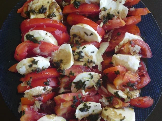 Rezept: Schweineplätzchen an einer Pfeffersauce mit Nudeln und Tomaten- Mozzarella Salat Bild Nr. 9 Schweineplätzchen an einer Pfeffersauce mit Nudeln und Tomaten- Mozzarella Salat - Rezept - Bild Nr. 9