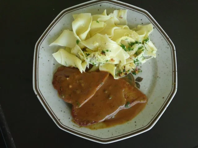 Rezept: Schweineplätzchen an einer Pfeffersauce mit Nudeln und Tomaten- Mozzarella Salat Bild Nr. 7 Schweineplätzchen an einer Pfeffersauce mit Nudeln und Tomaten- Mozzarella Salat - Rezept - Bild Nr. 7