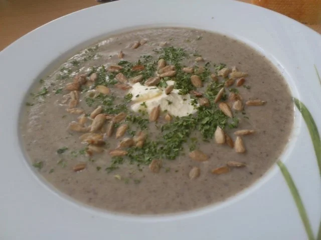 Champignoncremesuppe mit Frischkäse und gerösteten Sonnenblumenkernen - Rezept
