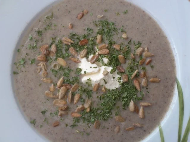 Champignoncremesuppe mit Frischkäse und gerösteten Sonnenblumenkernen - Rezept - Bild Nr. 2