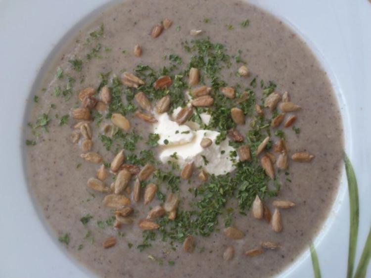 Champignoncremesuppe mit Frischkäse und gerösteten Sonnenblumenkernen ...