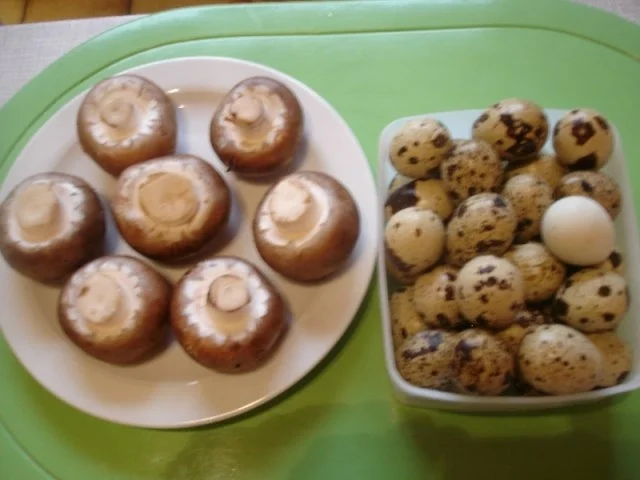 Wachteleier in braunen Champignons - Rezept - Bild Nr. 2