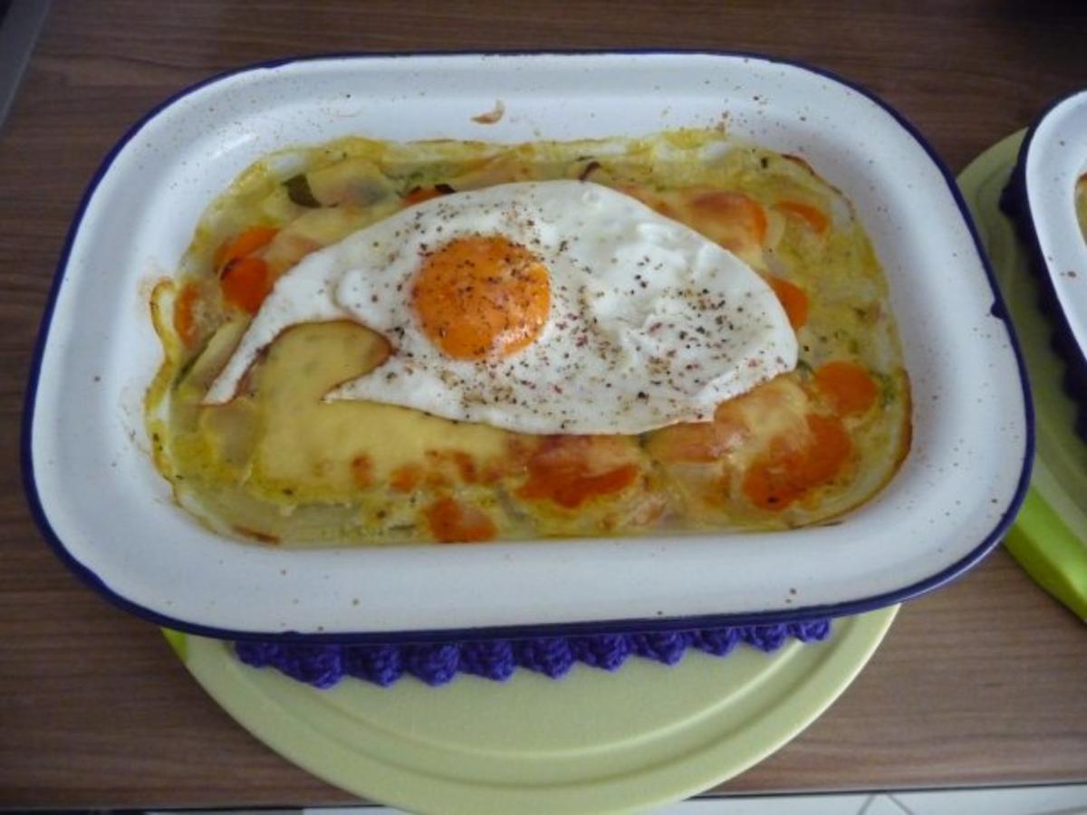 Schmalhans - Küchenmeister : Kohlrabi-Möhrenauflauf mit Käse überbacken und Spiegelei - Rezept