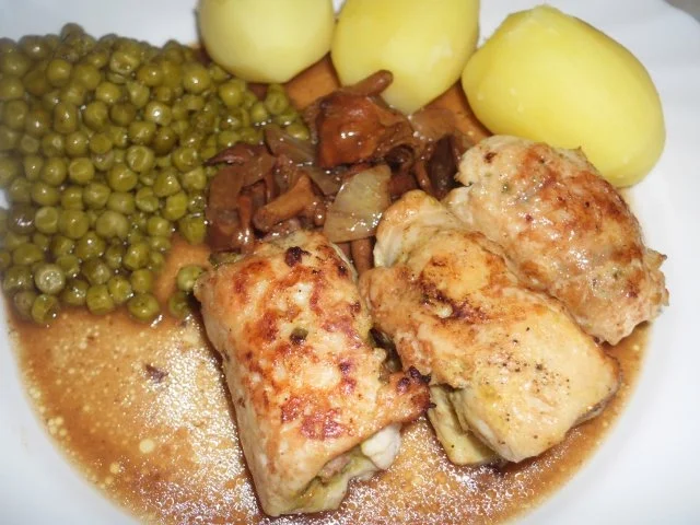 Kräuterhähnchenfiletrolle in Pfifferlingsoße - Rezept