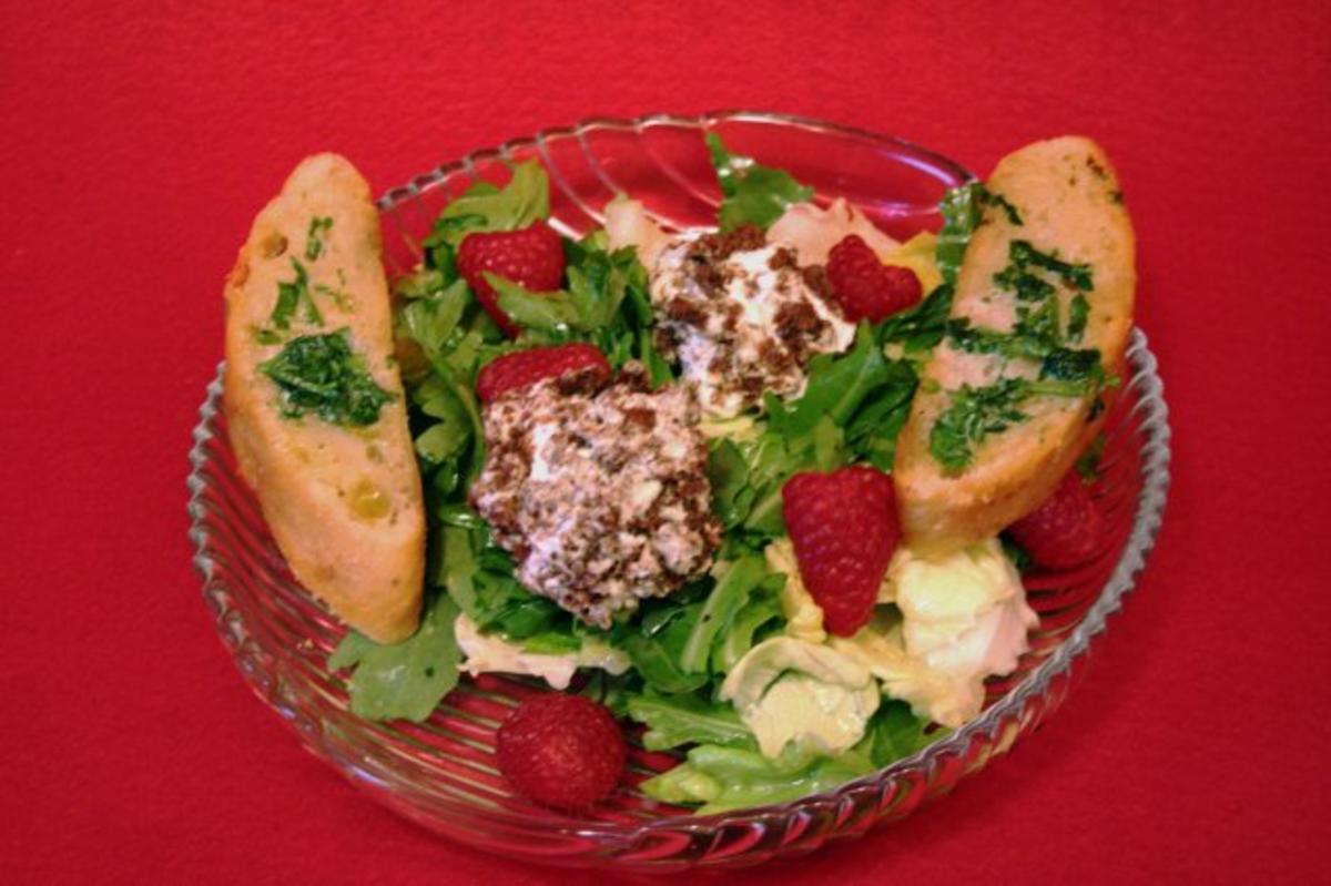 Salat der Saison mit Ziegenkäsebällchen und Himbeeren - Rezept