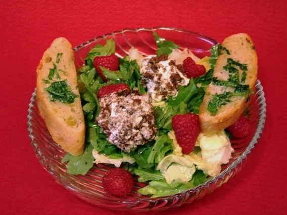 Rezept: Salat der Saison mit Ziegenkäsebällchen und Himbeeren Salat der Saison mit Ziegenkäsebällchen und Himbeeren - Rezept