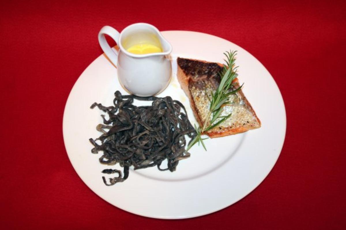 Schwarze liatelle Mit Lachs Dazu Weisswein Safran Orangensosse Rezept Kochbar De