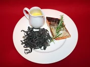 Schwarze Tagliatelle mit Lachs, dazu Weißwein-Safran-Orangensoße - Rezept