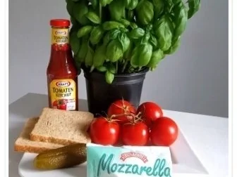 Toastbrot-Häppchen  mit Mozzarella und ….. überbacken - Rezept - Bild Nr. 3