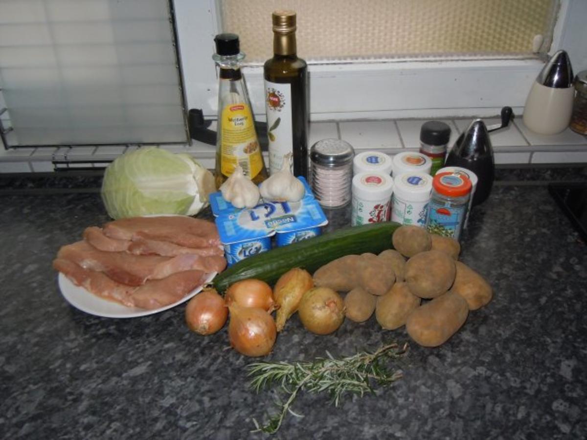 Gyros mit Tzatziki, Rosmarinkartoffeln und Krautsalat - Rezept - Bild Nr. 2