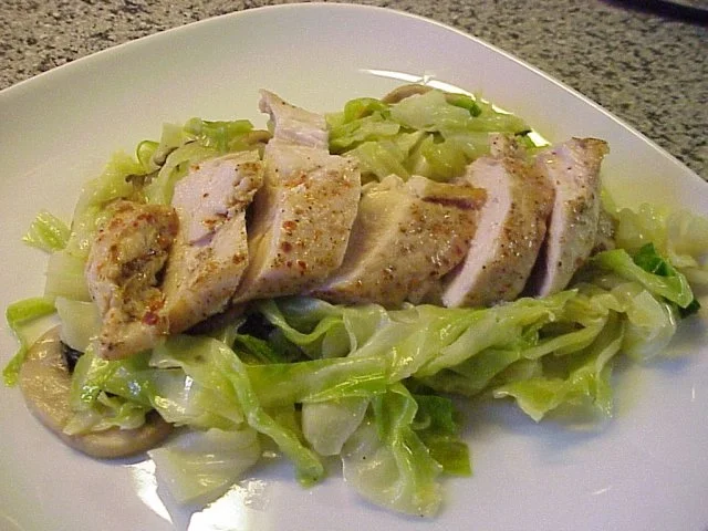 Hähnchenbrustfilet  auf Spitzkohl-Champignons-Gemüse - Rezept