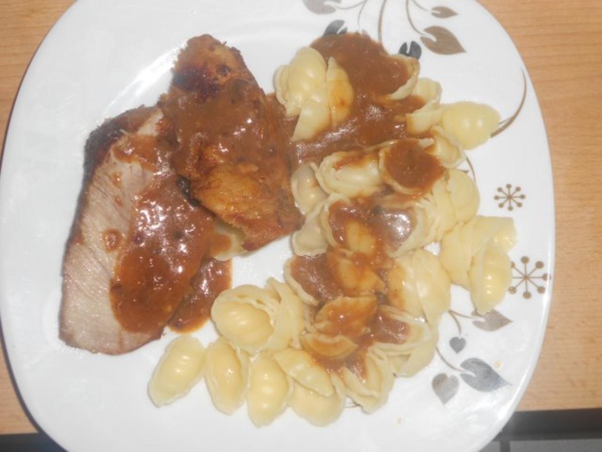 Senf-Schweinebraten in Zwiebel-Käsesauce - Rezept - kochbar.de