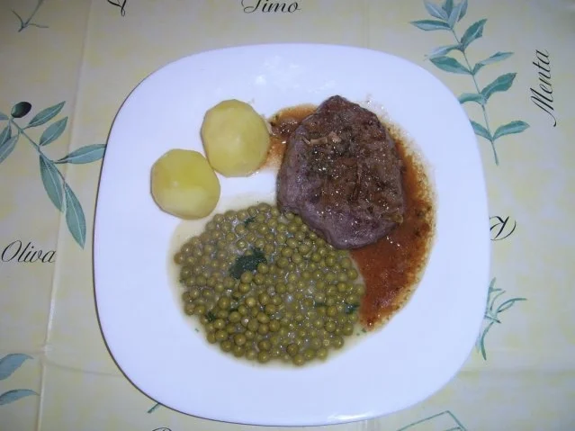 Entrecôte Kräutersteaks mit Erbsen und Salzkartoffeln an Jägersauce - Rezept