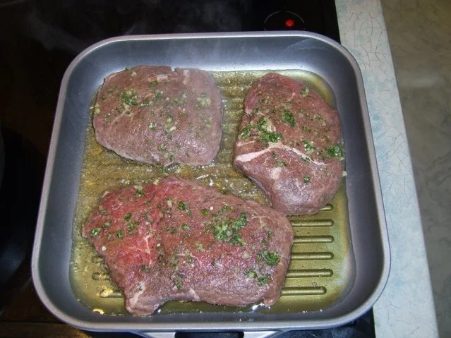 Entrecôte Kräutersteaks mit Erbsen und Salzkartoffeln an Jägersauce - Rezept - Bild Nr. 3