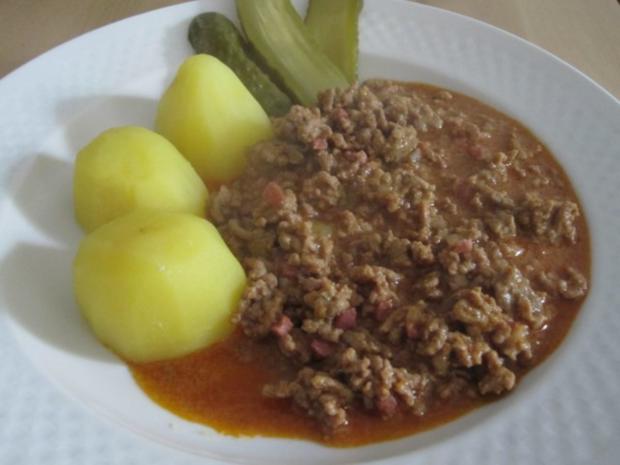 Gehacktesstippe ...dazu Salzkartoffeln und Spreewaldgurken - Rezept mit ...