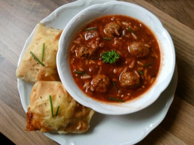 Trappers "Tomreiha-Soup" mit Pizzabrötchen - Rezept