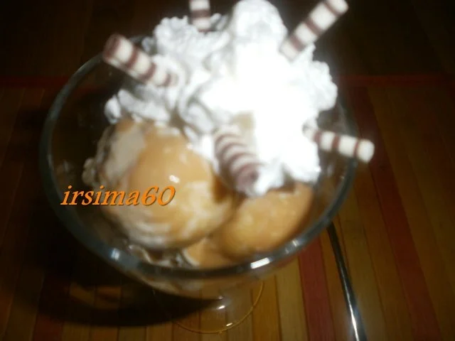 Walnuss Eis mit Karamell - Soße - Rezept