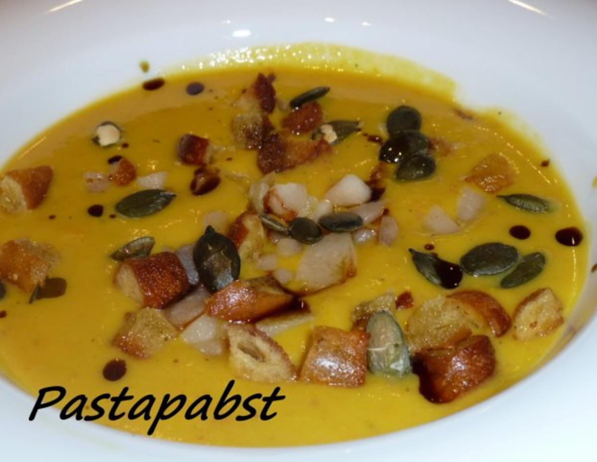 Kürbissuppe mit Birnen und Brezelcroutons - Rezept - kochbar.de