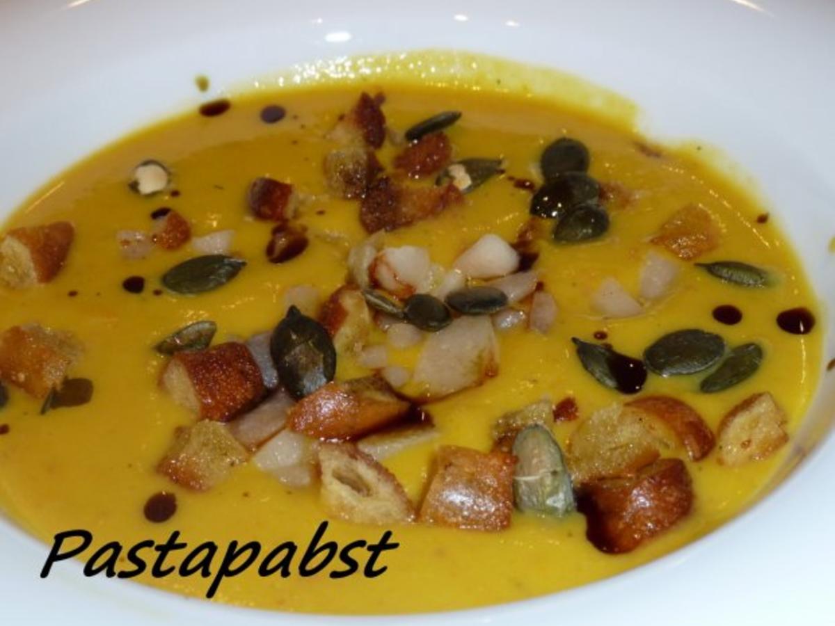 Kürbissuppe mit Birnen und Brezelcroutons - einfach - von Pastapabst Kürbissuppe mit Birnen und Brezelcroutons - einfach - von Pastapabst