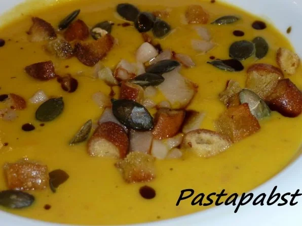 Rezept: Kürbissuppe mit Birnen und Brezelcroutons Bild Nr. 2 Kürbissuppe mit Birnen und Brezelcroutons - Rezept - Bild Nr. 2