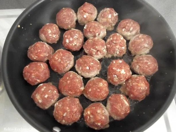 Rezept: Hackbällchen mit Fetakäse gefüllt Hackbällchen mit Fetakäse gefüllt - Rezept