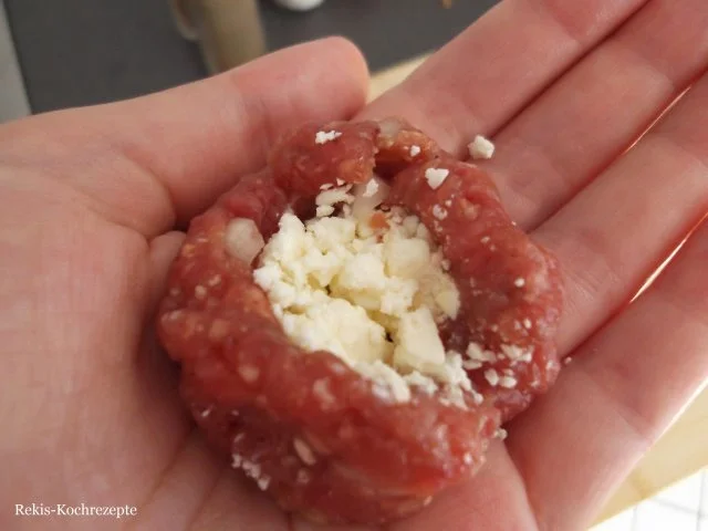 Rezept: Hackbällchen mit Fetakäse gefüllt Bild Nr. 2 Hackbällchen mit Fetakäse gefüllt - Rezept - Bild Nr. 2