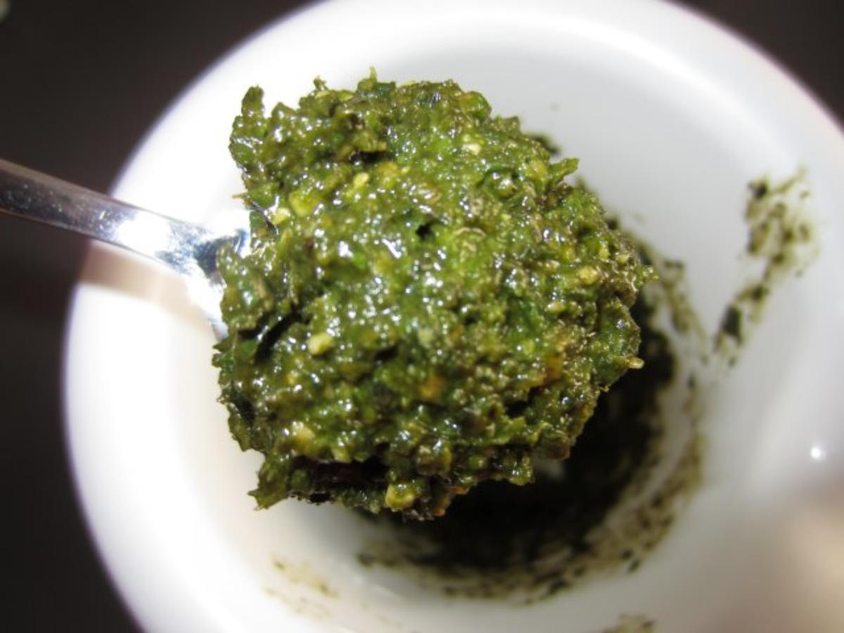 Basilikum-Erdnuss-Pfeffer-Pesto - Rezept - kochbar.de