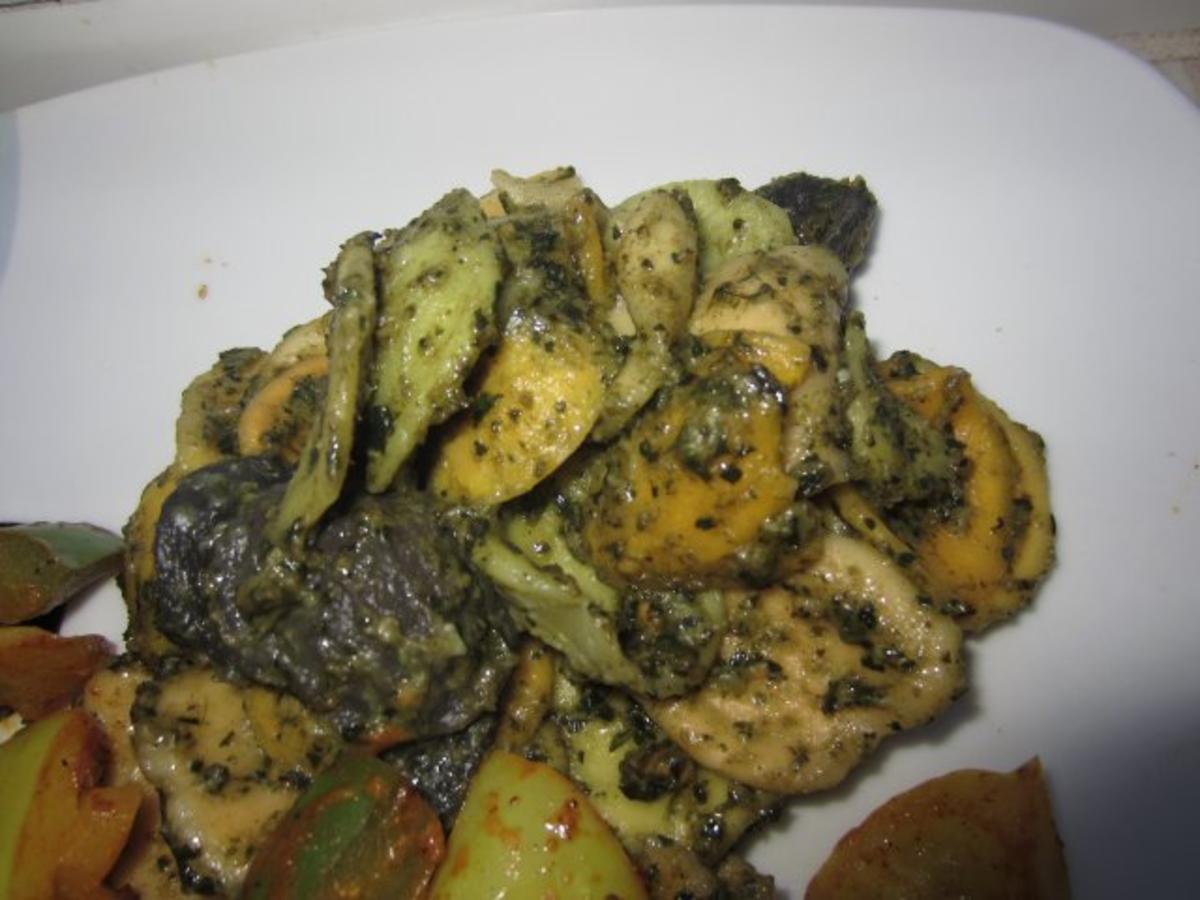 Basilikum Erdnuss Pfeffer Pesto - schnell &amp; einfach - 577 kcal/100g