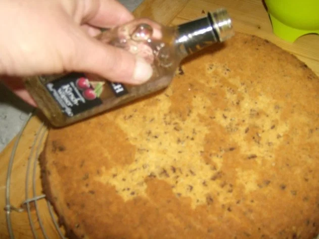 Schwarzwälder Kirschtorte auf Wunsch von meinem Schneggal zum 16ten - Rezept - Bild Nr. 6