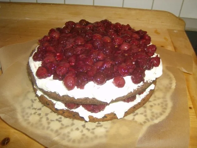 Schwarzwälder Kirschtorte auf Wunsch von meinem Schneggal zum 16ten - Rezept - Bild Nr. 10