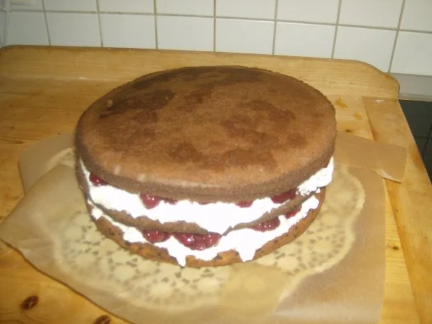 Schwarzwälder Kirschtorte auf Wunsch von meinem Schneggal zum 16ten - Rezept - Bild Nr. 11