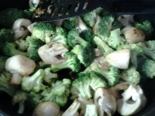 Rezept: Champignon-Broccoli-Pfanne Bild Nr. 7 Champignon-Broccoli-Pfanne - Rezept - Bild Nr. 7
