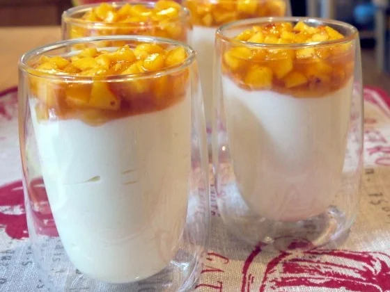 Rezept: Federweisser-Mousse mit Pfirsich-Ragout Federweisser-Mousse mit Pfirsich-Ragout - Rezept