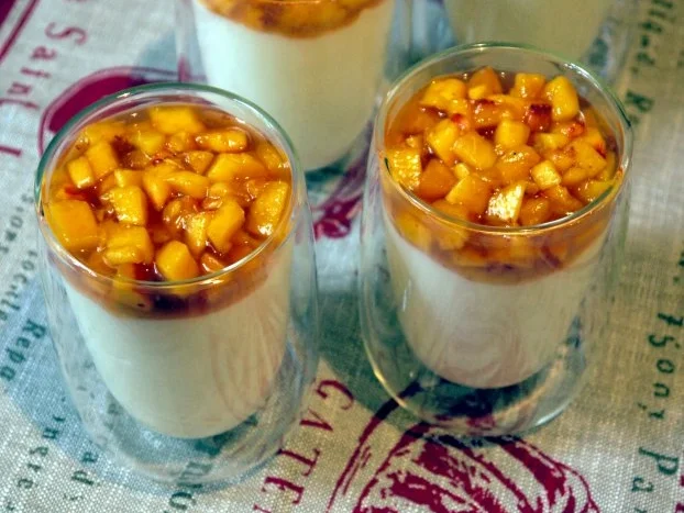 Rezept: Federweisser-Mousse mit Pfirsich-Ragout Bild Nr. 11 Federweisser-Mousse mit Pfirsich-Ragout - Rezept - Bild Nr. 11