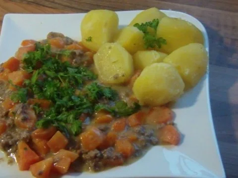 Rezept: Hackfleisch in Karotten mit Sahnesosse Hackfleisch in Karotten mit Sahnesosse - Rezept