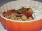 Süßspeisen: Pflaumen-Tonkabohnen-Crumble mit Orangencreme - Rezept