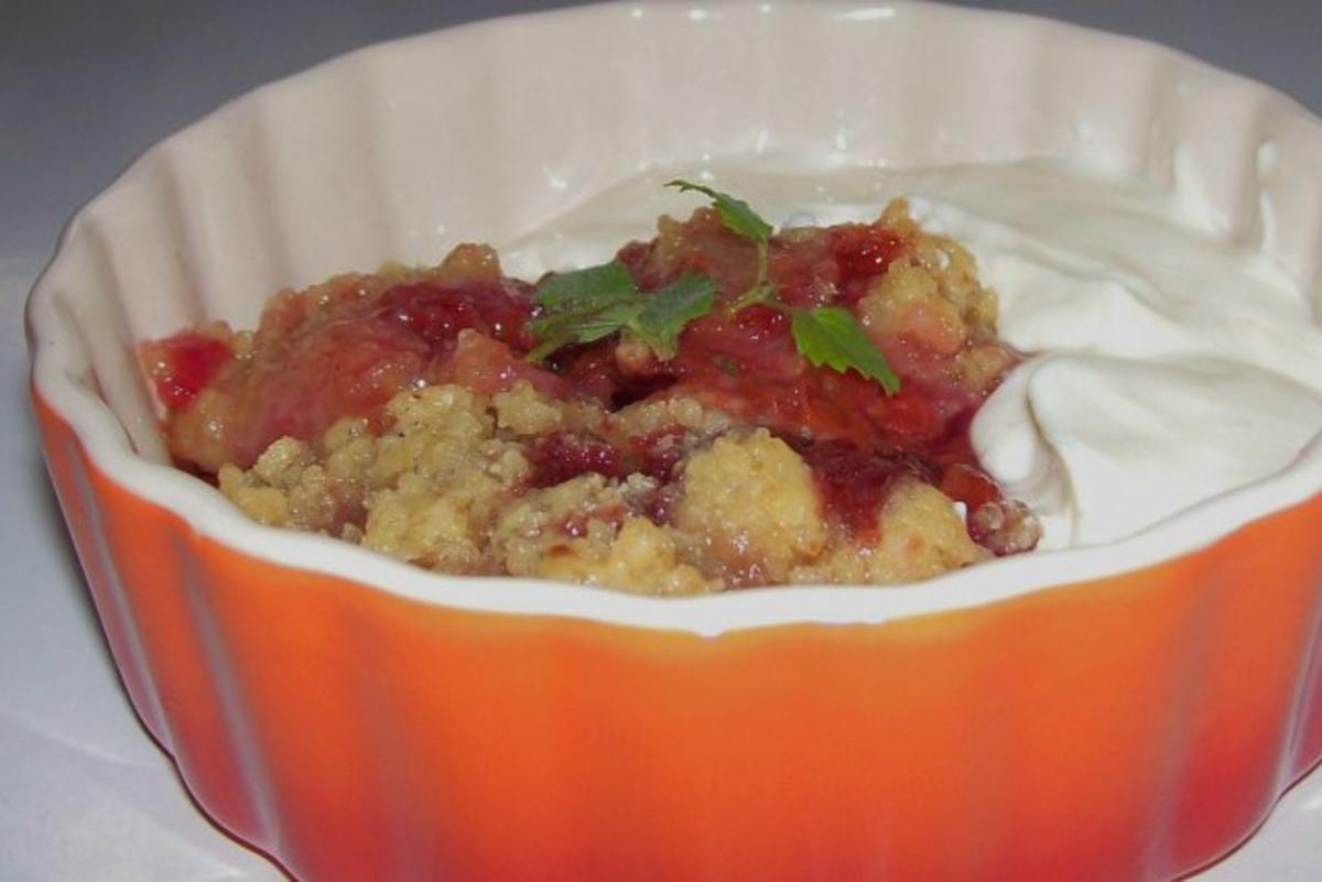 Bilder für Süßspeisen: Pflaumen-Tonkabohnen-Crumble mit Orangencreme - Rezept