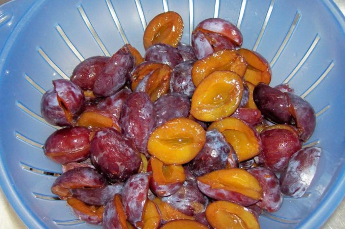 Süßspeisen: Pflaumen-Tonkabohnen-Crumble mit Orangencreme - Rezept - Bild Nr. 2