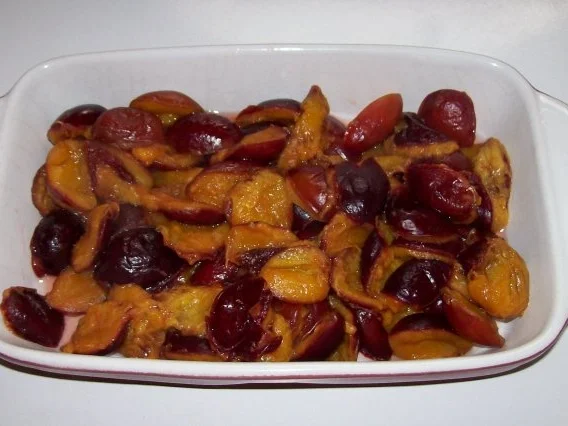 Süßspeisen: Pflaumen-Tonkabohnen-Crumble mit Orangencreme - Rezept - Bild Nr. 3