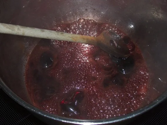 Süßspeisen: Pflaumen-Tonkabohnen-Crumble mit Orangencreme - Rezept - Bild Nr. 4